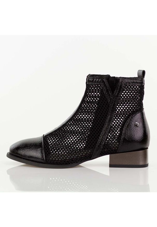 Czarne wiosenne botki damskie na obcasie M.Daszyński Sa197-31. Okazja: na co dzień. Kolor: czarny. Szerokość cholewki: normalna. Wzór: ażurowy. Materiał: skóra. Sezon: wiosna. Obcas: na obcasie. Styl: casual, elegancki, boho, klasyczny. Wysokość obcasa: niski