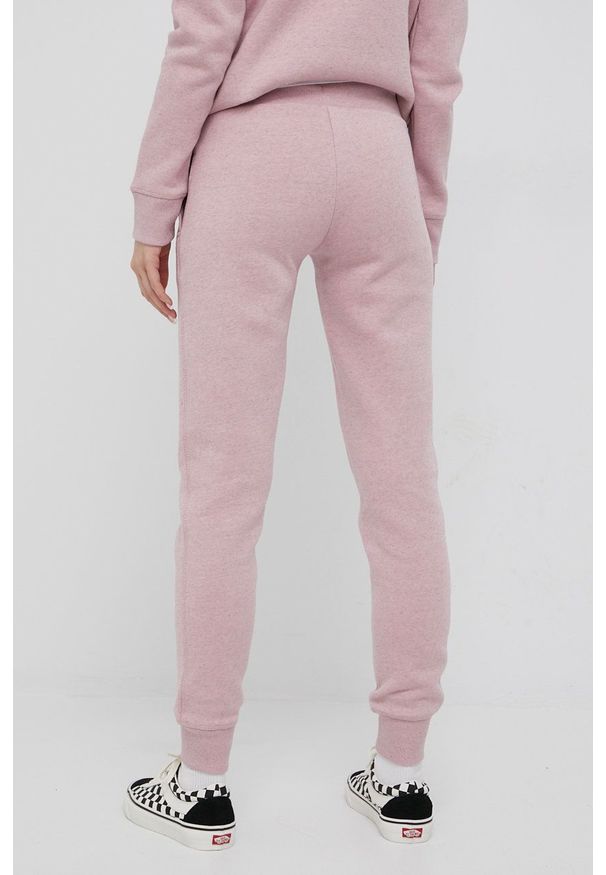Superdry spodnie dresowe damskie kolor różowy gładkie. Kolor: różowy. Materiał: dresówka. Wzór: gładki