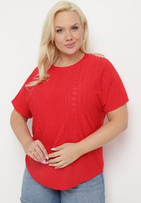 Born2be - Czerwony T-shirt Koszulka z Krótkim Rękawem o Ażurowym Wykończeniu Meaara. Okazja: na spotkanie biznesowe, na co dzień. Kolekcja: plus size. Kolor: czerwony. Długość rękawa: krótki rękaw. Długość: krótkie. Wzór: ażurowy. Sezon: lato. Styl: klasyczny, casual, biznesowy #3
