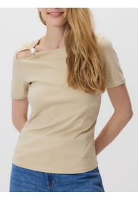 Reserved - T-shirt z ozdobnym detalem - beżowy. Kolor: beżowy. Materiał: bawełna #1