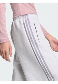 Adidas - adidas Spodnie dresowe SPACER Szary Loose Fit. Kolor: szary. Materiał: dresówka. Sport: turystyka piesza #2