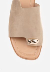 Born2be - Ciemnobeżowe Klapki Vices Japonki z Metaliczną Ozdobą Arezelia. Okazja: na co dzień. Kolor: beżowy. Wzór: aplikacja. Styl: casual #9