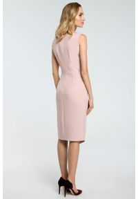 Sukienki.shop - Sukienka elegancka ołówkowa do pracy kopertowy dekolt różowa. Okazja: do pracy. Typ kołnierza: dekolt kopertowy. Kolor: zielony, czarny, różowy. Sezon: lato, wiosna. Typ sukienki: ołówkowe, kopertowe. Styl: elegancki