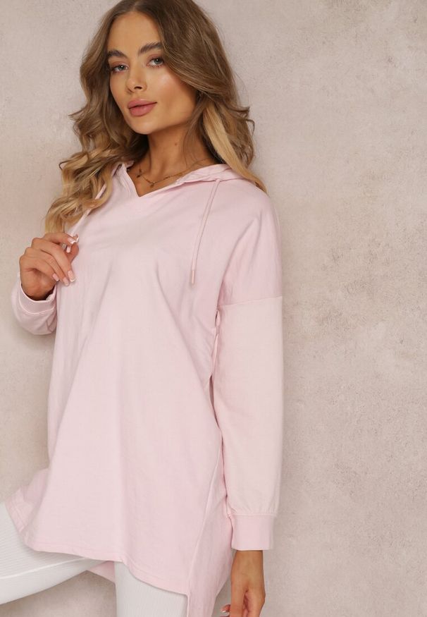 Renee - Różowa Bluza z Kapturem o Wydłużonym Fasonie Zanida. Typ kołnierza: kaptur. Kolor: różowy. Materiał: tkanina. Wzór: gładki. Sezon: jesień, wiosna