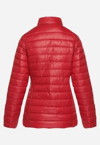 Born2be - Czerwona Kurtka Pikowana na Sezon Przejściowy Verlisa. Okazja: na co dzień. Typ kołnierza: bez kaptura. Kolor: czerwony. Styl: casual #5
