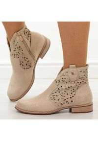 Beżowe skórzane ażurowe botki damskie T.Sokolski w26-50. Okazja: na co dzień. Nosek buta: okrągły. Kolor: beżowy. Szerokość cholewki: normalna. Wzór: ażurowy. Materiał: zamsz, skóra. Sezon: wiosna, jesień, lato. Obcas: na obcasie. Styl: casual, elegancki, klasyczny. Wysokość obcasa: niski #1