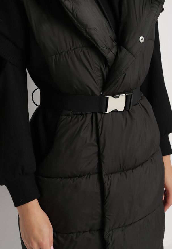 Born2be - Czarna Długa Kopertowa Pikowana Kamizelka z Łączonych Materiałów z Kapturem Nerins. Okazja: na co dzień. Typ kołnierza: kaptur. Kolor: czarny. Materiał: materiał. Długość: długie. Styl: casual, sportowy