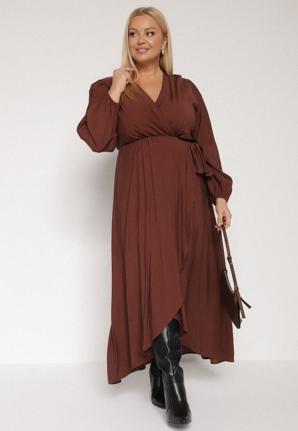 Born2be - Brązowa Sukienka z Wiskozą o Kopertowym Kroju z Wiązaniem w Talii Fezara. Kolekcja: plus size. Kolor: brązowy. Materiał: wiskoza. Typ sukienki: kopertowe. Styl: elegancki, klasyczny