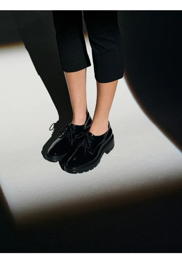 Ryłko - Lakierowane półbuty damskie na masywnym spodzie. Nosek buta: okrągły. Kolor: czarny. Materiał: skóra, lakier. Obcas: na obcasie. Styl: street. Wysokość obcasa: średni