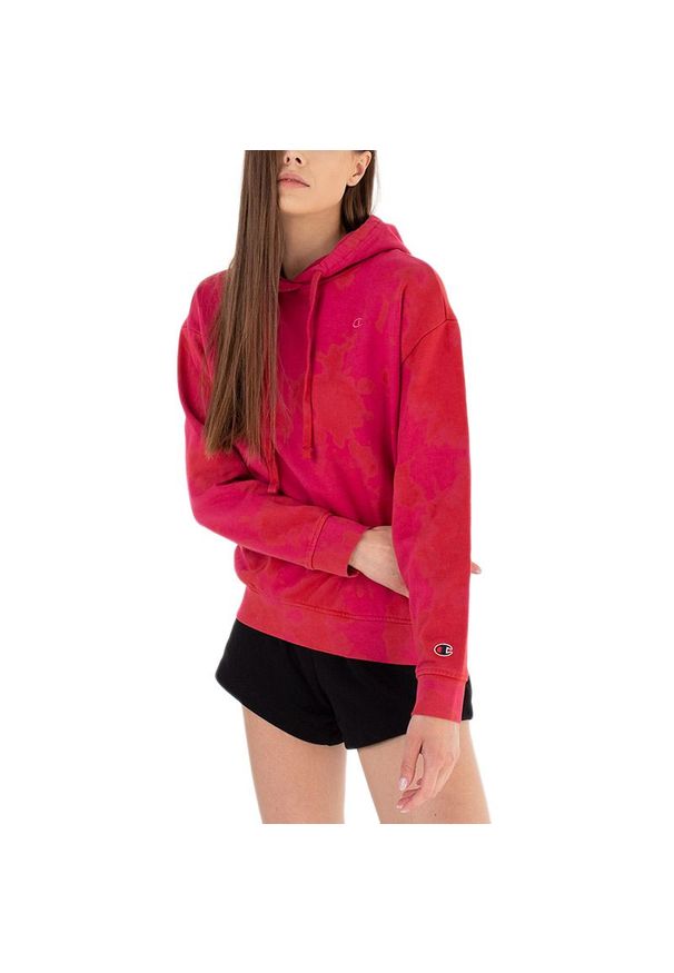 Bluza Champion Hooded Sweatshirt 116071-PS025 - czerwona. Okazja: na spacer, na co dzień. Typ kołnierza: kaptur. Kolor: czerwony. Materiał: materiał, bawełna, poliester. Wzór: aplikacja. Styl: casual, klasyczny. Sport: turystyka piesza