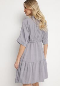 Born2be - Szara Sukienka Koszulowa z Wiskozy z Kołnierzykiem i Wiązaniem Nanieria. Okazja: na co dzień. Kolor: szary. Materiał: wiskoza. Długość rękawa: krótki rękaw. Typ sukienki: koszulowe. Styl: casual, boho #5