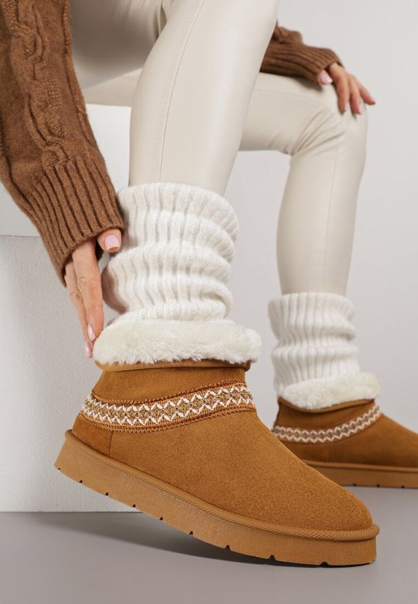 Born2be - Brązowe Wsuwane Śniegowce z Imitacji Zamszu Zdobione Haftem i Futerkiem Zetesse. Okazja: na co dzień. Zapięcie: bez zapięcia. Kolor: brązowy. Materiał: zamsz, futro. Wzór: haft, aplikacja. Sezon: zima. Styl: casual, elegancki