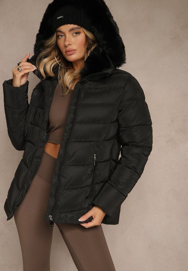 Renee - Czarna Pikowana Kurtka o Taliowanym Kroju z Kapturem z Futerkiem Olidessa. Okazja: na spacer, na co dzień. Typ kołnierza: kaptur. Kolor: czarny. Materiał: futro. Styl: casual
