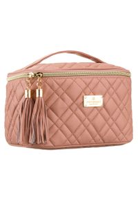 Różowa, pikowana kosmetyczka z tkaniny syntetycznej zamykana suwakiem - Peterson. Kolor: różowy. Materiał: tkanina, syntetyk #1