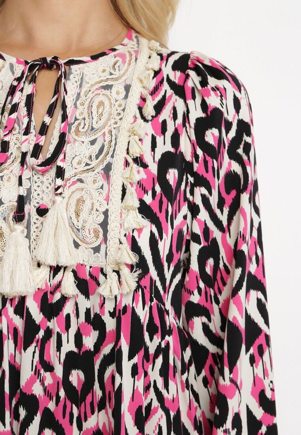 Born2be - Fuksjowo-Czarna Rozkloszowana Sukienka Maxi z Falbanką Tinamessa. Okazja: na co dzień, na randkę. Typ kołnierza: dekolt w serek. Kolor: różowy. Materiał: jeans. Długość rękawa: długi rękaw. Typ sukienki: rozkloszowane. Styl: casual, elegancki. Długość: maxi