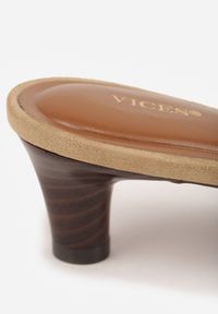 Renee - Beżowe Klapki VICES na Obcasie Typu Kaczuszka z Imitacji Drewna Sacredgem. Okazja: do pracy. Kolor: beżowy. Materiał: jeans. Obcas: na obcasie. Wysokość obcasa: średni #8