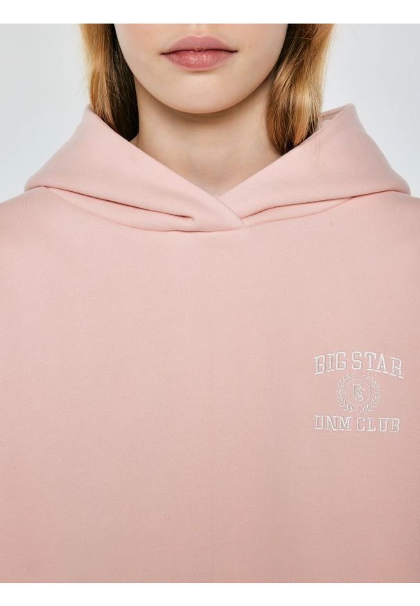 Big-Star - Bluza dziewczęca z kapturem różowa Alana 600. Okazja: na co dzień, na uczelnię. Typ kołnierza: kaptur. Kolor: różowy. Materiał: dzianina. Wzór: aplikacja, haft. Styl: casual