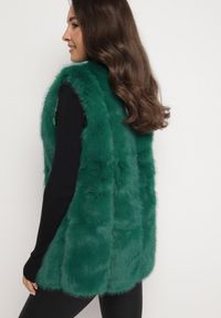 Born2be - Zielona Kamizelka z Futerka Ozdobiona Wstawkami z Ekoskóry Robenissa. Kolor: zielony. Materiał: futro. Wzór: aplikacja #2