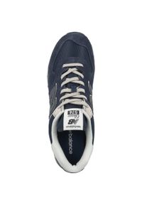 Buty do chodzenia męskie New Balance 574. Zapięcie: sznurówki. Kolor: niebieski, szary, wielokolorowy. Materiał: guma, syntetyk, materiał, tkanina, zamsz. Szerokość cholewki: normalna. Model: New Balance 574. Sport: turystyka piesza