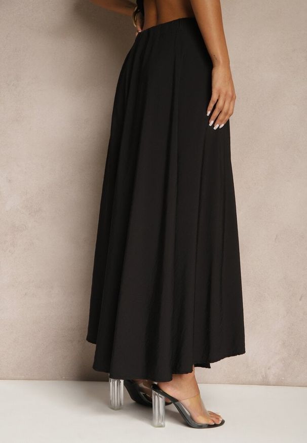 Renee - Czarna Spódnica z Wiskozą o Rozkloszowanym Kroju Addlia. Okazja: na co dzień. Kolor: czarny. Materiał: wiskoza. Styl: elegancki, casual