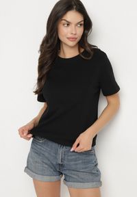 Born2be - Czarny Bawełniany T-shirt z Grubszej Bawełny Tiariane. Okazja: na co dzień, na spotkanie biznesowe, do pracy. Kolor: czarny. Materiał: bawełna. Styl: biznesowy, klasyczny, elegancki, casual #3