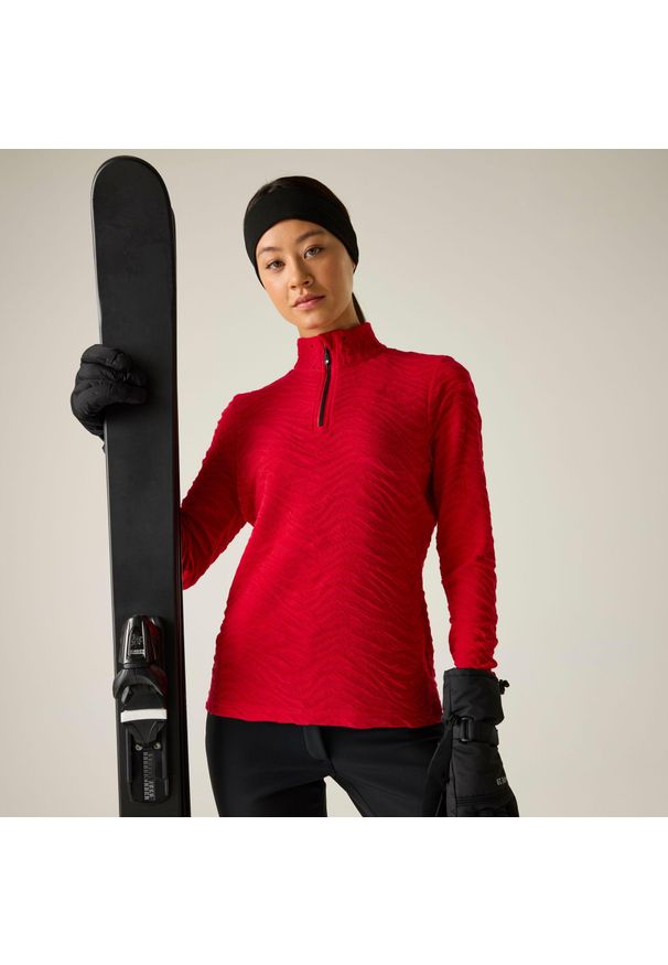 DARE 2B - Bluza damska z suwakiem 1/4 Glamourize III Dare 2b. Kolor: czerwony. Materiał: dzianina, żakard. Sezon: zima. Sport: narciarstwo