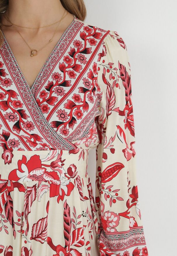 Born2be - Czerwono-Beżowa Rozkloszowana Sukienka Maxi z Gumkami w Talii i Falbanką Apolla. Typ kołnierza: dekolt kopertowy. Kolor: beżowy. Typ sukienki: kopertowe. Długość: maxi