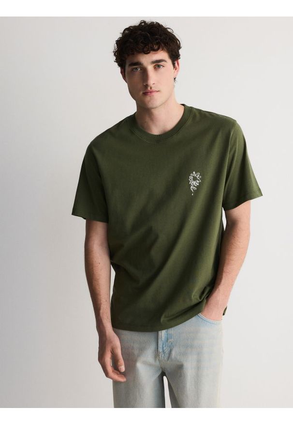 Reserved - T-shirt relaxed fit - ciemnozielony. Kolor: zielony. Materiał: bawełna, dzianina