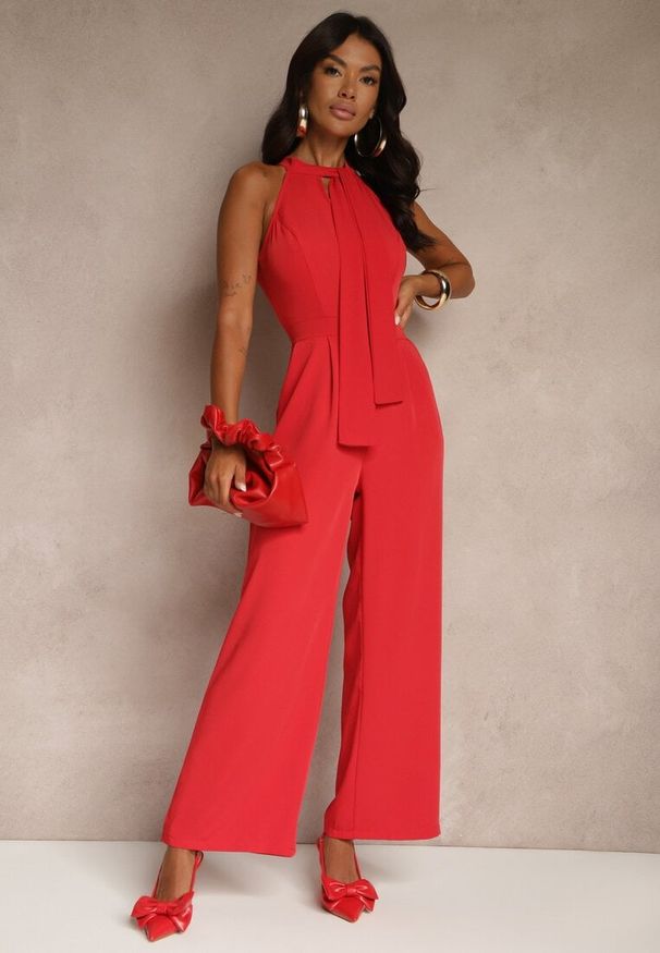 Renee - Czerwony Kombinezon Wide Leg z Ozdobnym Wiązaniem przy Szyi Silelia. Okazja: na co dzień. Kolor: czerwony. Długość rękawa: bez rękawów. Styl: klasyczny, casual, elegancki