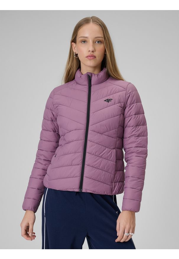 4f - 4F Kurtka z wypełnieniem syntetycznym damska - fioletowa XS. Okazja: na co dzień. Typ kołnierza: kołnierzyk stójkowy. Kolor: fioletowy. Materiał: syntetyk. Styl: casual, sportowy