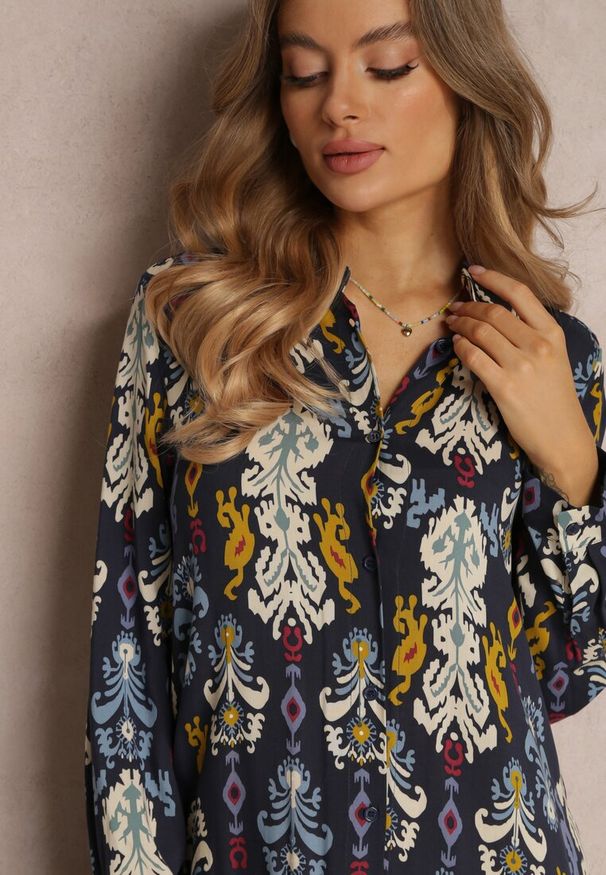Renee - Granatowa Sukienka Koszulowa Rozkloszowana Zjarrta. Kolor: niebieski. Materiał: zamsz. Wzór: aplikacja. Typ sukienki: koszulowe. Styl: elegancki, boho