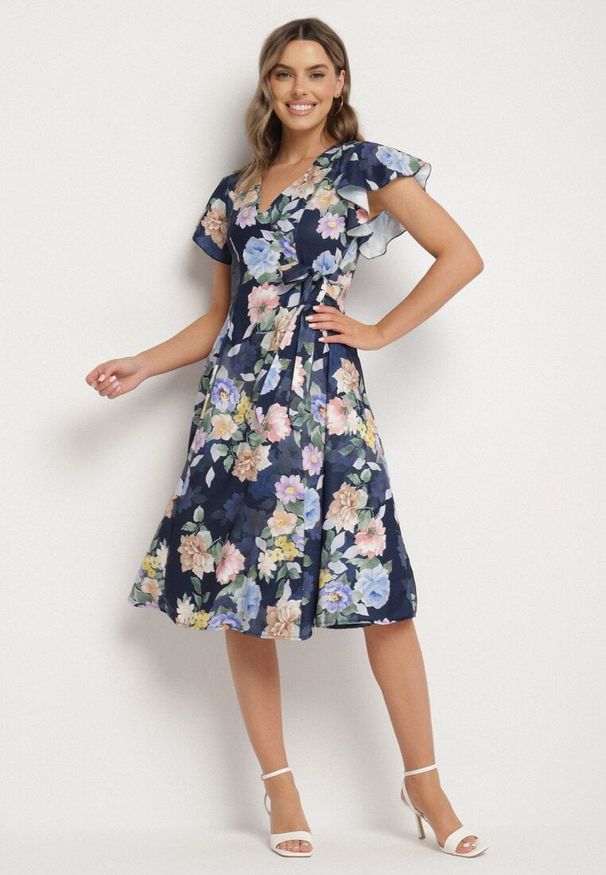 Born2be - Niebieska Kwiatowa Sukienka z Kopertowym Dekoltem Atorina. Okazja: do pracy, na co dzień, na spotkanie biznesowe. Typ kołnierza: dekolt kopertowy. Kolor: niebieski. Wzór: kwiaty. Typ sukienki: kopertowe. Styl: casual, biznesowy