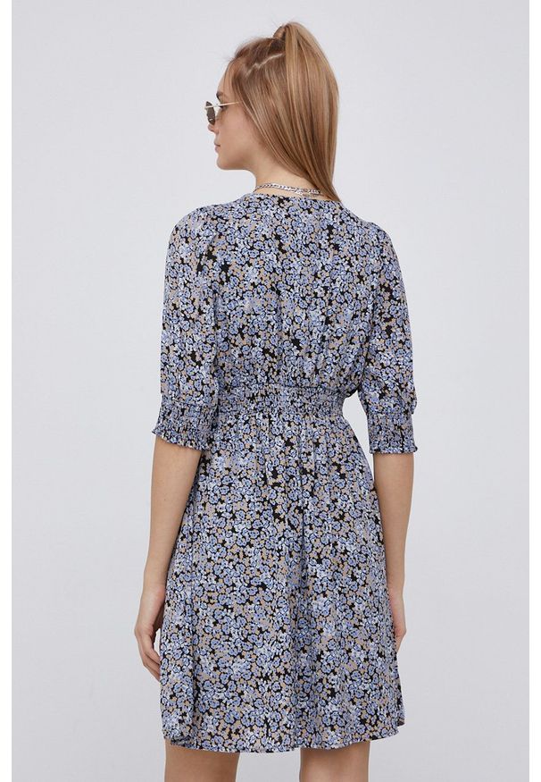 Vero Moda - Sukienka. Kolor: fioletowy. Materiał: tkanina, poliester. Długość rękawa: krótki rękaw. Typ sukienki: rozkloszowane