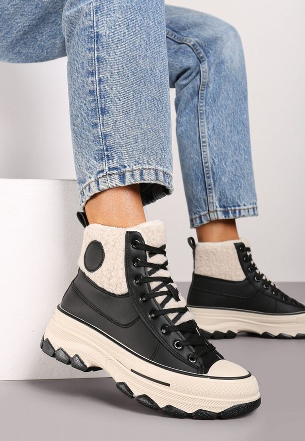 Born2be - Czarne Traperki Typu Trampki na Platformie z Futerkowymi Wstawkami Mialessia. Okazja: na co dzień. Kolor: czarny. Materiał: jeans, skóra. Obcas: na platformie. Styl: casual, rockowy