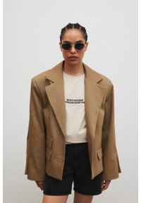 Marsala - Marynarka o prostym kroju w kolorze LIGHT KHAKI - RICHMOND-S/M. Kolor: brązowy. Materiał: poliester, jeans, bawełna, wiskoza. Długość rękawa: długi rękaw. Długość: długie. Styl: sportowy, elegancki, klasyczny
