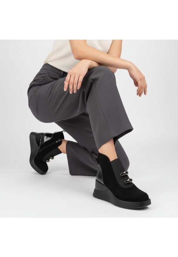 Czarne Botki S.Barski Modne Buty Damskie Na Koturnie. Zapięcie: klamry. Kolor: czarny. Materiał: zamsz, materiał. Wzór: aplikacja. Obcas: na koturnie. Styl: elegancki