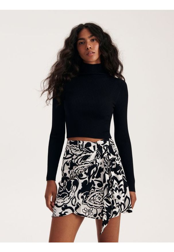 Reserved - Spódnica mini z wiązaniem - czarny. Kolor: czarny. Materiał: wiskoza