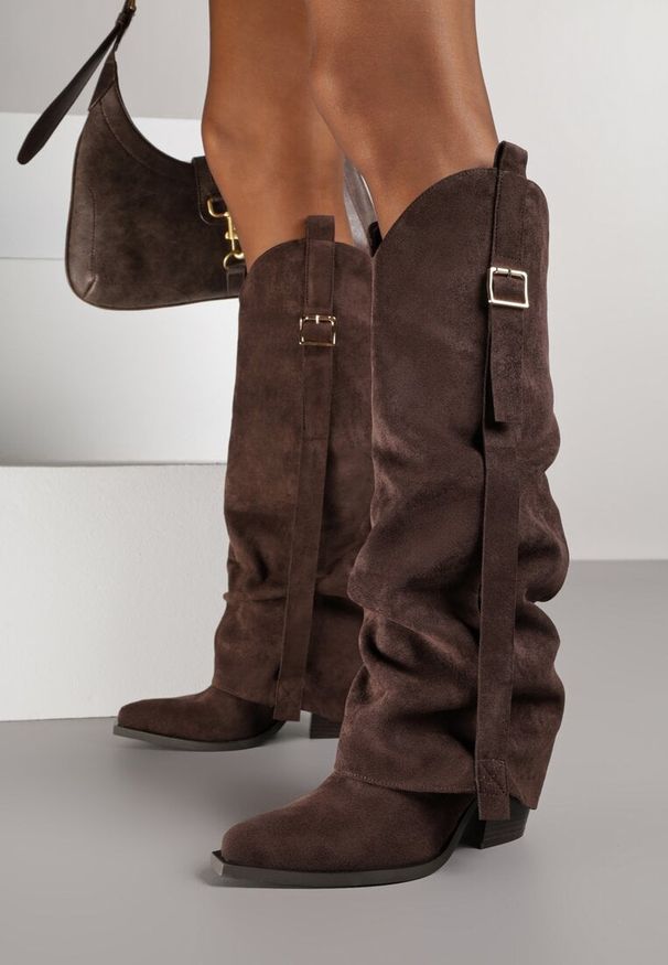 Born2be - Ciemnobrązowe Kozaki Kowbojki na Stożkowym Obcasie z Wywiniętą Cholewką i Klamrą Naletea. Zapięcie: klamry. Kolor: brązowy. Szerokość cholewki: normalna. Obcas: na obcasie. Wysokość obcasa: średni