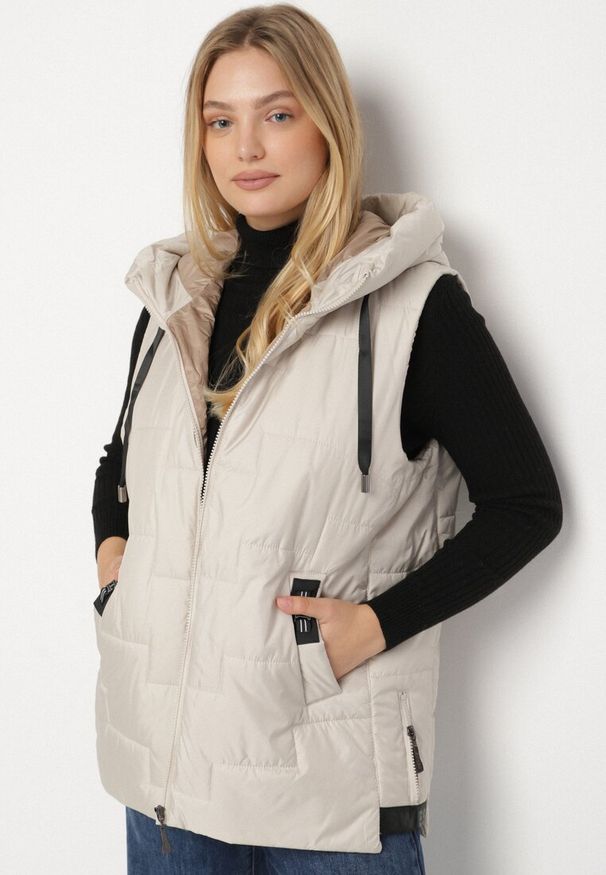 Born2be - Jasnobeżowa Pikowana Kamizelka z Kapturem i Sznurkami Imvila. Okazja: na co dzień. Typ kołnierza: kaptur. Kolor: beżowy. Materiał: jeans. Wzór: aplikacja. Styl: elegancki, klasyczny, casual