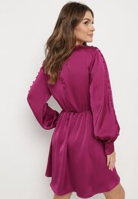 Born2be - Fuksjowa Sukienka z Gumką w Pasie z Kopertowym Dekoltem i Paskiem z Metalową Klamrą Branica. Typ kołnierza: dekolt kopertowy. Kolor: różowy. Materiał: tkanina. Wzór: aplikacja. Typ sukienki: kopertowe #5
