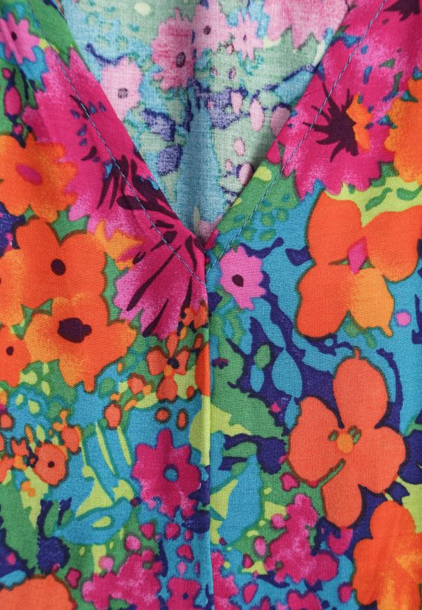 Born2be - Fuksjowa Rozkloszowana Sukienka z Wiskozy z Falbanką Nespena. Okazja: na co dzień. Typ kołnierza: dekolt w kształcie V. Kolor: różowy. Wzór: kwiaty. Typ sukienki: rozkloszowane, proste. Materiał: wiskoza. Długość rękawa: krótki rękaw. Sezon: lato. Styl: casual, elegancki