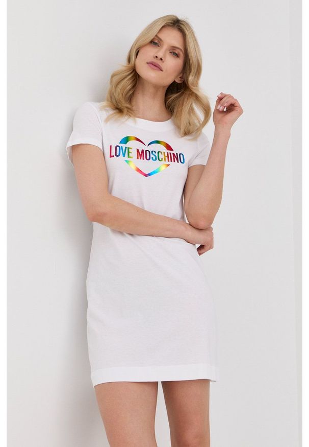 Love Moschino sukienka bawełniana kolor biały mini prosta. Okazja: na co dzień. Kolor: biały. Materiał: bawełna. Długość rękawa: krótki rękaw. Wzór: nadruk. Typ sukienki: proste. Styl: casual. Długość: mini