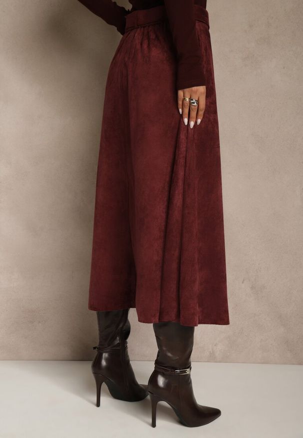 Renee - Bordowa Spódnica z Wiskozy z Bawełną z Imitacji Zamszu z Paskiem Oliweda. Okazja: na co dzień. Kolor: czerwony. Materiał: wiskoza, zamsz, bawełna. Styl: casual