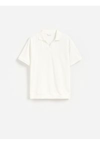 Reserved - Koszulka polo comfort fit - złamana biel. Typ kołnierza: polo. Materiał: bawełna, dzianina