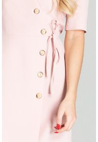 Figl - Kopertowa sukienka midi z ozdobnymi guzikami różowa. Okazja: do pracy. Kolor: różowy. Typ sukienki: kopertowe. Styl: elegancki. Długość: midi