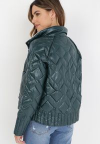 Born2be - Ciemnozielono-Beżowa Kurtka Dwustronna Hypsissa. Typ kołnierza: kołnierzyk stójkowy. Kolor: zielony. Materiał: tkanina, dresówka, jeans. Wzór: aplikacja. Styl: klasyczny #7