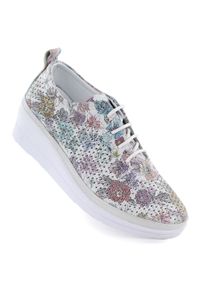 Skórzane półbuty damskie sportowe na koturnie ażurowe T.Sokolski W26-150. Okazja: na co dzień. Materiał: skóra. Wzór: ażurowy. Obcas: na koturnie. Styl: sportowy #1