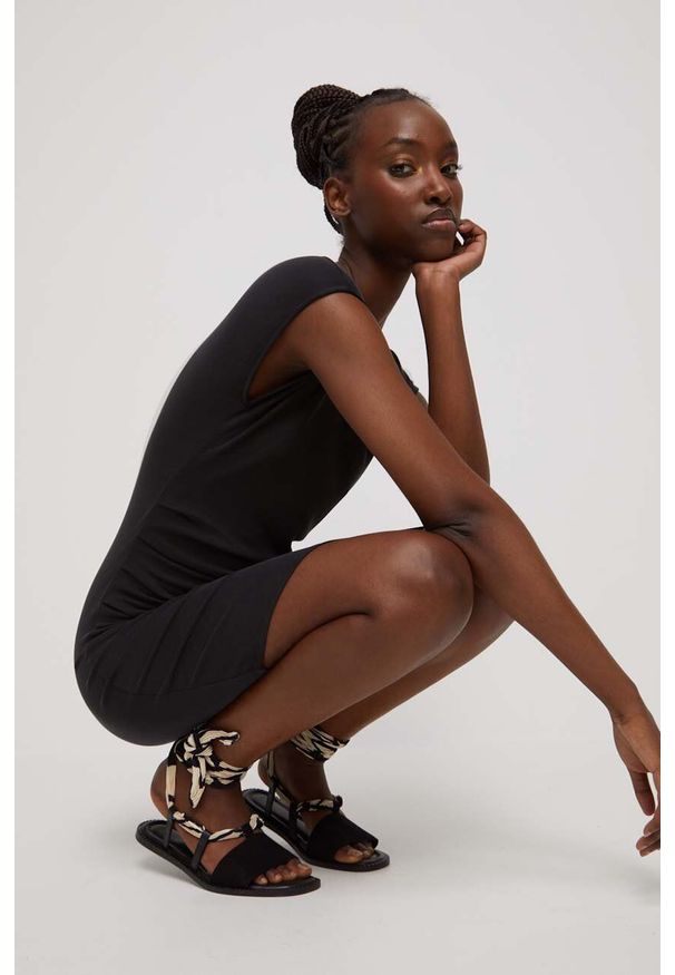 medicine - Medicine sukienka kolor czarny mini dopasowana. Kolor: czarny. Materiał: dzianina. Długość rękawa: krótki rękaw. Wzór: gładki. Typ sukienki: asymetryczne, dopasowane. Długość: mini