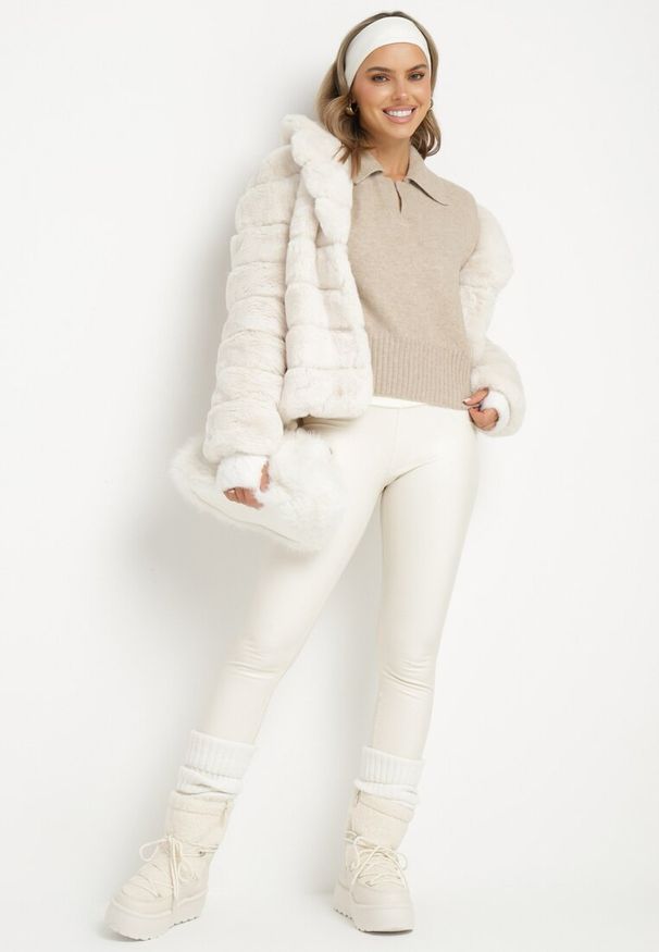 Born2be - Beżowy Sweter o Krótkim Kroju z Kołnierzykiem i Dekoltem w Serek Valentarisa. Okazja: na co dzień. Typ kołnierza: dekolt w serek. Kolor: beżowy. Materiał: bawełna, jeans. Długość: krótkie. Styl: klasyczny, elegancki, casual