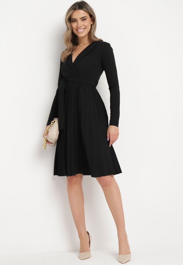 Born2be - Czarna Midi Sukienka z Plisowanym Dołem i Kopertowym Dekoltem z Materiałowym Paskiem Obebba. Kolor: czarny. Materiał: materiał. Typ sukienki: kopertowe. Styl: elegancki. Długość: midi